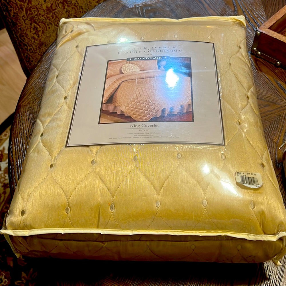 Park avenue luxury collection coverlet and pole top window panel